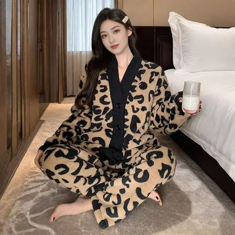 2 PCs Leopard Velour Decent Pyjama Set